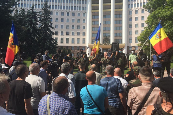 Депутат парламента: протестующих в Кишиневе избивали полицейские из Комрата