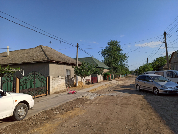 Тротуар из бетонных плит обустроили в Казаклии силами жителей и примэрии