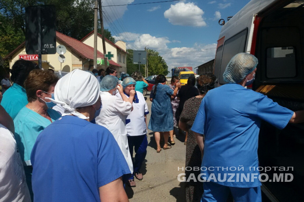 Живой коридор и цветы. В Чадыр-Лунге провели в последний путь умершего от COVID-19 медработника