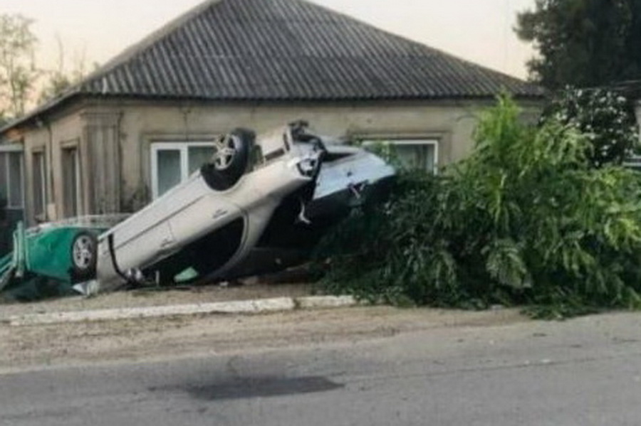 Авария в Вулканештах: Mercedes снес дерево и забор частного дома