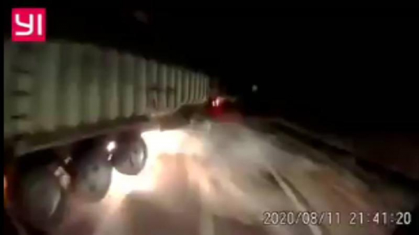Момент столкновения трех грузовиков в Сороках зафиксировал видеорегистратор