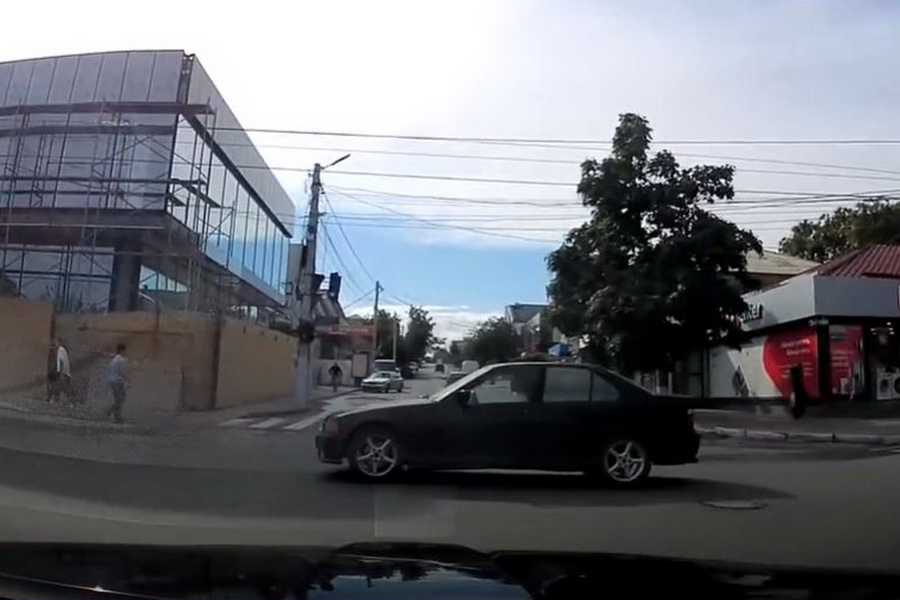 Момент проезда BMW на красный свет в Комрате попал на видео