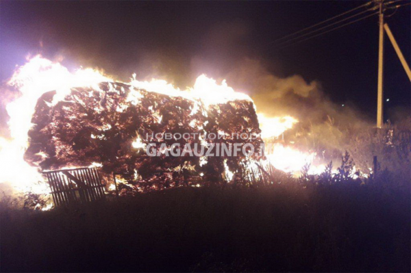 Крупный пожар в Дезгинже: сгорело сено и частично сельхозтехника