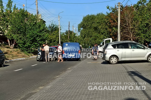 У здания управления полиции в Комрате столкнулись два автомобиля