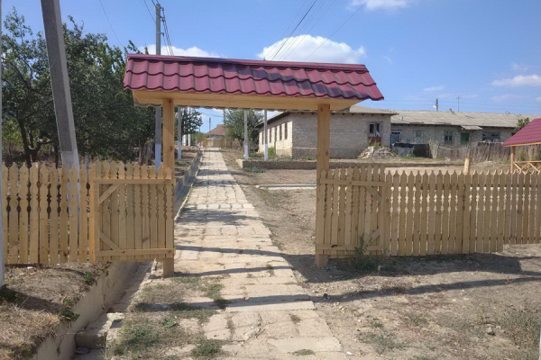 «Место отдыха сельчан и туристов». В Томае строится площадка для проведения мероприятий под открытым небом