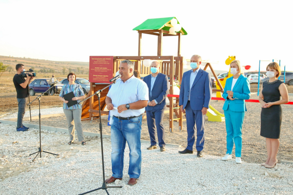 В Чадыр-Лунге при поддержке президента открыта детско-спортивная площадка
