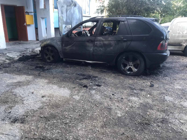 Пожар уничтожил автомобиль в Вулканештах. Еще две машины сгорели частично