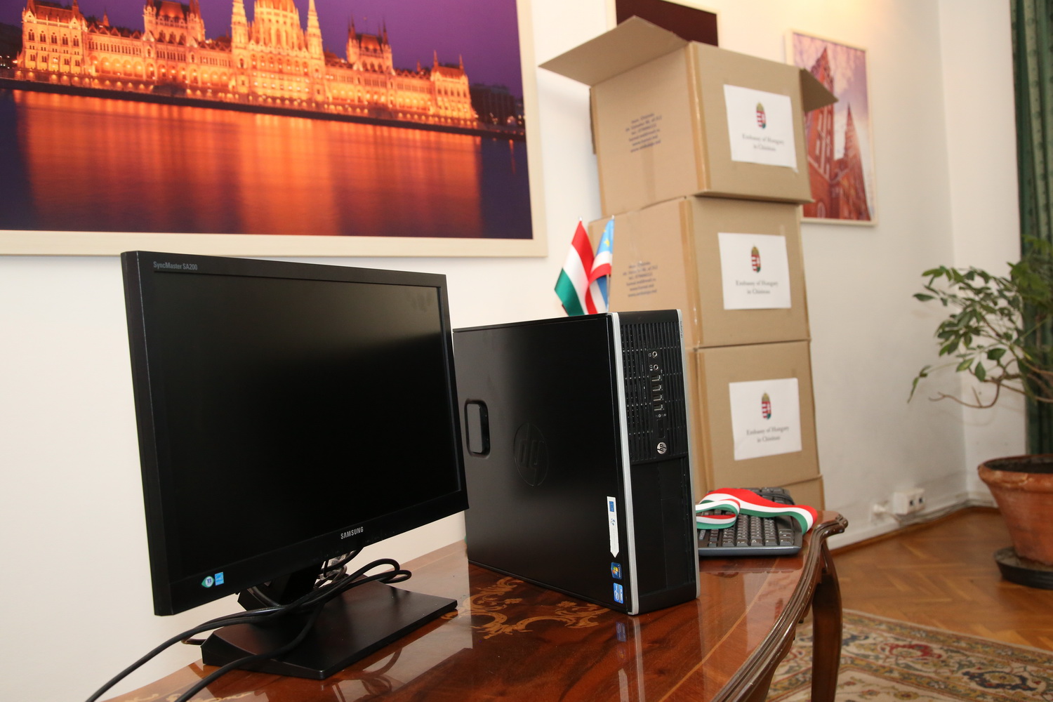 Посольство Венгрии передало в дар Гагаузии партию компьютерной техники