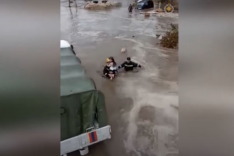 В Комрате пожарные спасли ребёнка во время наводнения