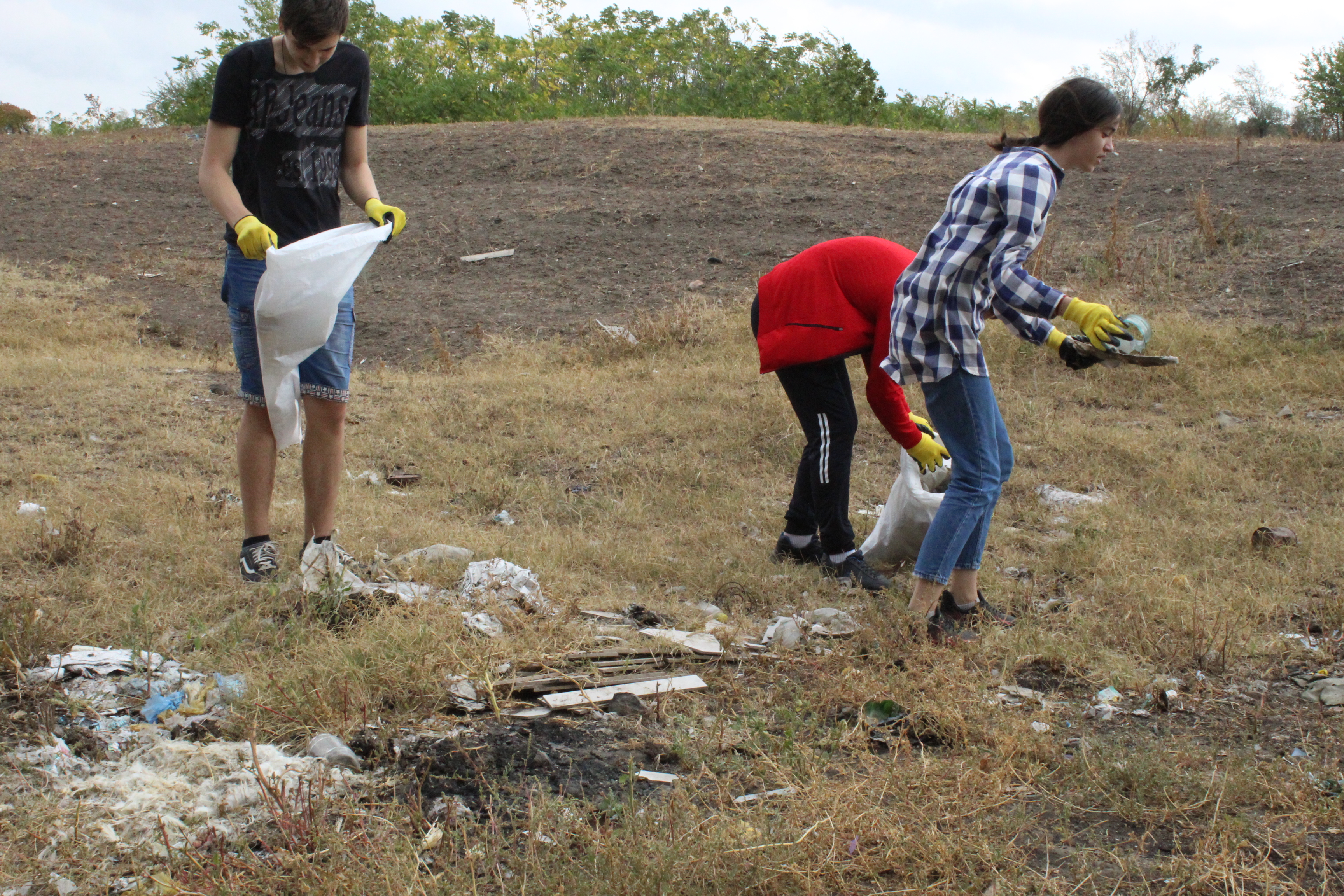 Одни мусорят, другие убирают. Как молодежь очистила дубовую рощу в Чадыр-Лунге от мусора
