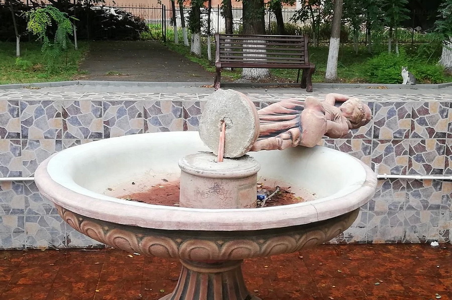 Городской фонтан испортили вандалы в Вулканештах