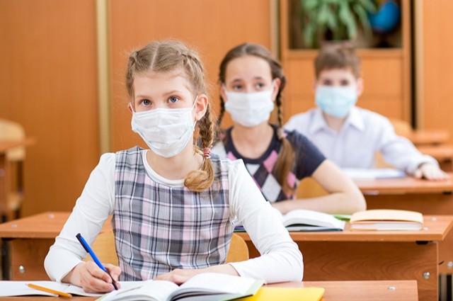В Кишиневе обязали школьников носить маски на уроках