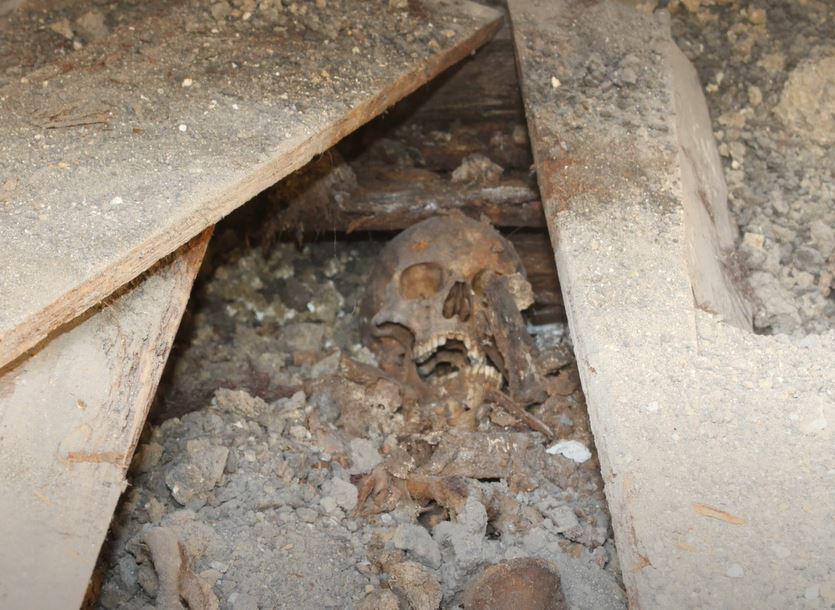 Необычная находка в Бешгиозе: в центре села обнаружили склеп с останками людей