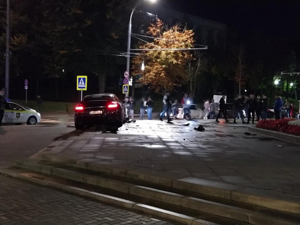 В Кишиневе мажор заехал на площадку перед памятником Штефану чел Маре