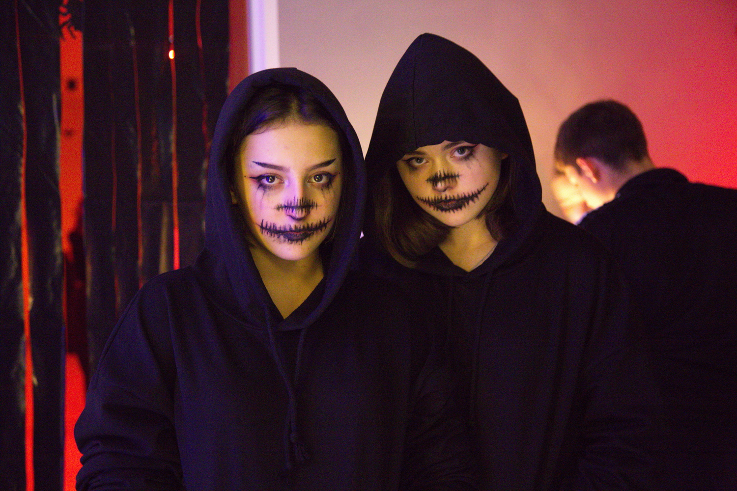 Конкурс костюмов, киносеанс и жаркие танцы. Как молодежь в Комрате отметила Halloween