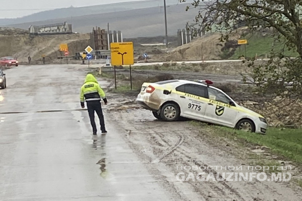 В Комрате машина патрульной полиции оказалась в кювете