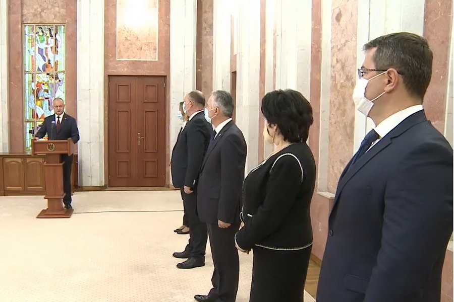 Приняли присягу. В Молдове сменилось сразу четыре министра
