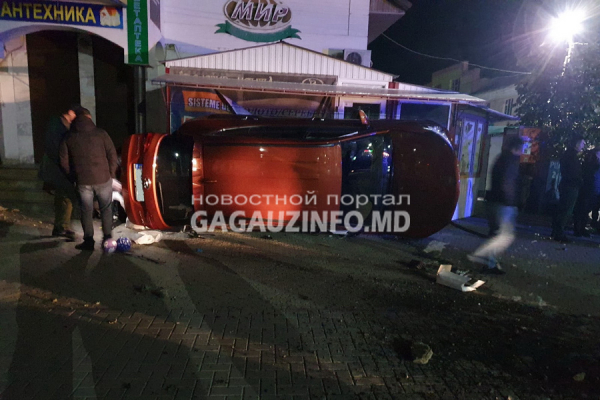ДТП в Комрате: перевернувшийся автомобиль врезался в магазин