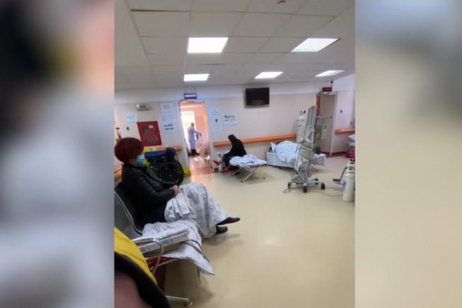 В больнице Бухареста ковид-пациентов начали размещать в коридорах