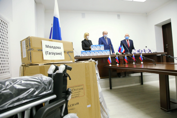 Посол России вручил партию медоборудования Совету старейшин Гагаузии