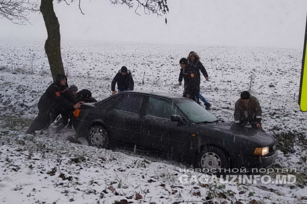 Непогода в Вулканештах: вернуть машину на дорогу помогали карабинеры