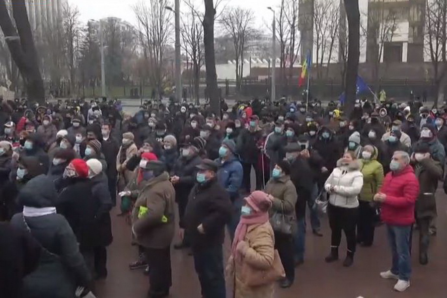 Массовый протест проходит перед зданием парламента в Кишиневе