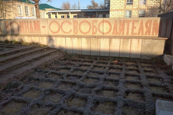 Благоустройство центра села. В Томае ведутся работы по реконструкции территории возле памятника