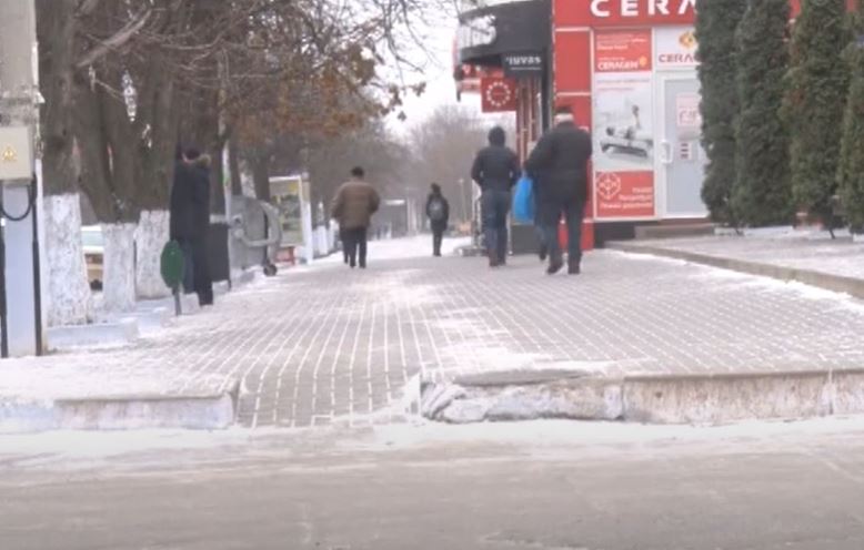 Гололед в Комрате. Что предпринимает муниципальное предприятие ЖКХ?