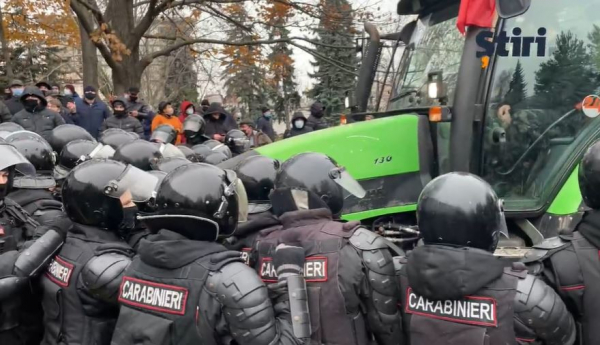 Протест аграриев в Кишиневе: фермер на тракторе едва не задавил полицию