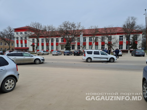ДТП в Вулканештах: две машины не смогли разъехаться на площади