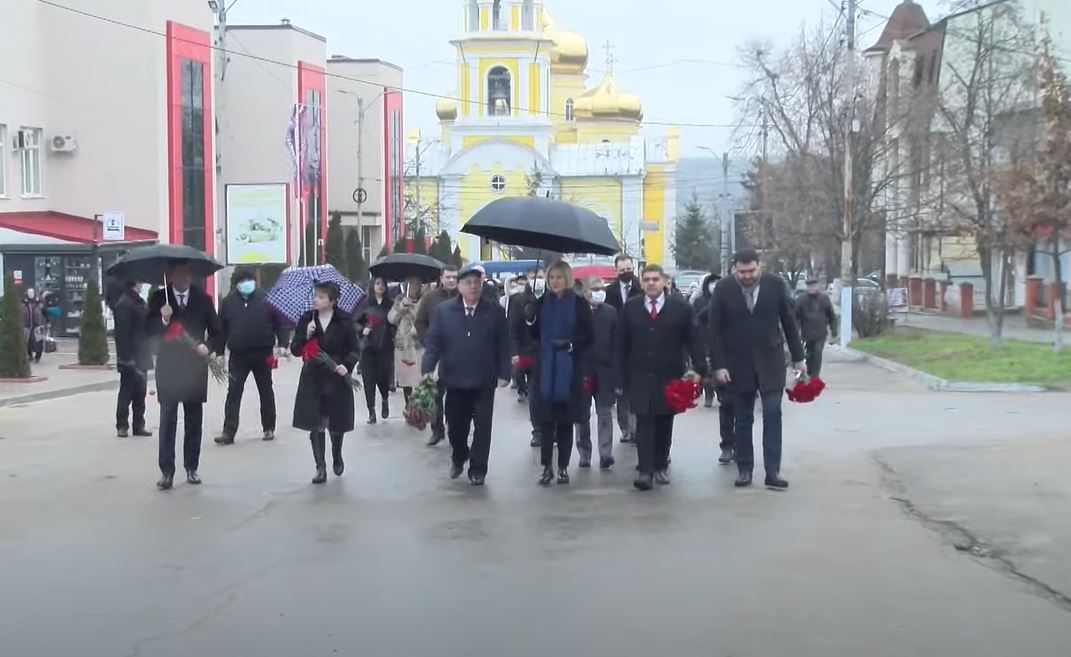 LIVE: Возложение цветов на Аллее славы по случаю Дня Гагаузии