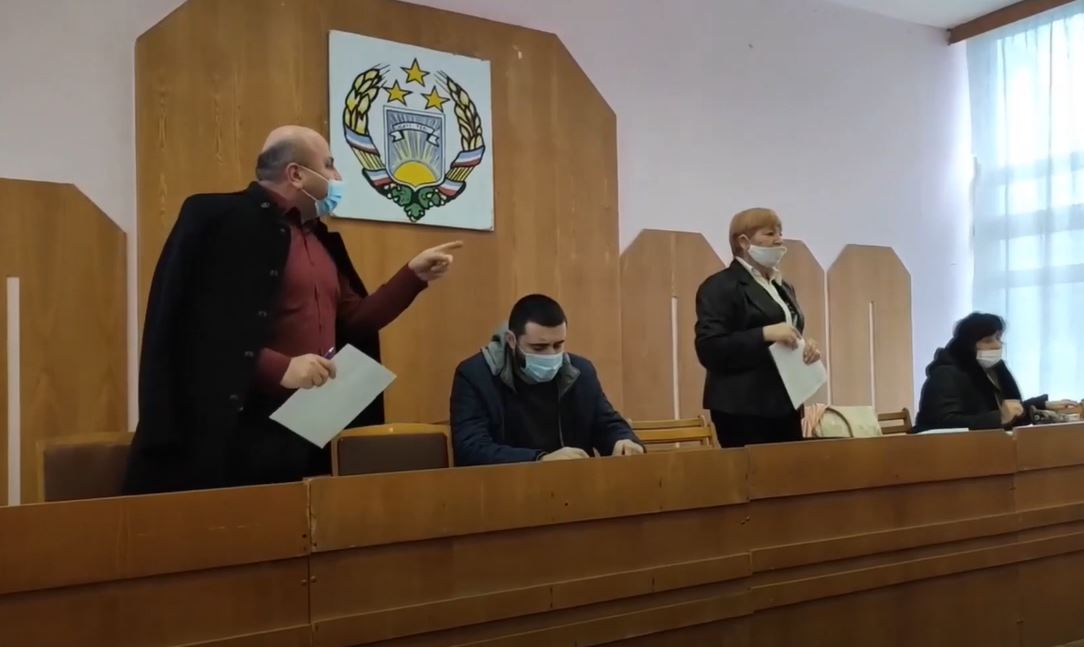 Конфликт, переросший в оскорбления: в Вулканештах советников назвали «кучей тупиц», а председателя «негодяйкой»