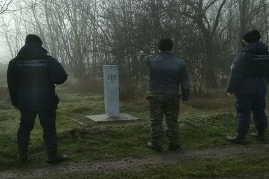 Полями на Украину: в Копчаке пресекли попытку незаконного перехода границы