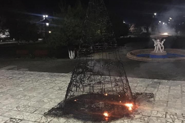 В гагаузском селе на Украине сожгли новогоднюю ель