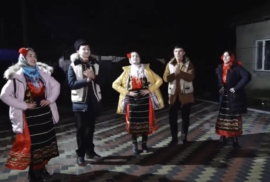 NO COMMENT: Рождественские колядки в Конгазе