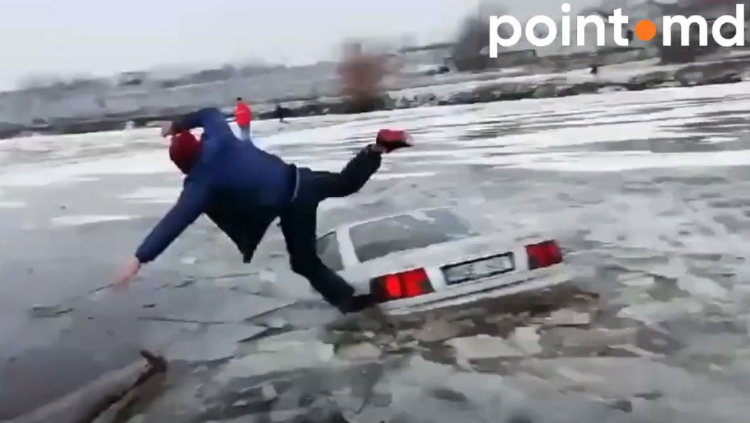 В Молдове владелец Audi утопил автомобиль в водоеме