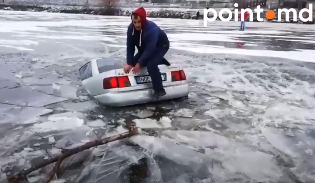 Полицейские оштрафовали водителя, утопившего Audi в озере