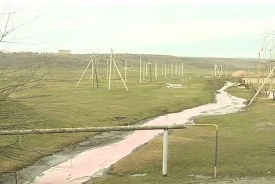 В чем причина появления розовой воды в реке Ялпуг, разбираются эксперты