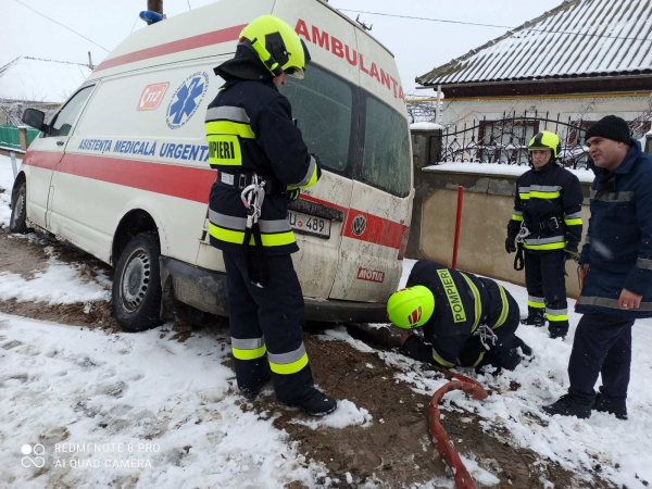Снегопад на юге: «скорую помощь» из Тараклии пришлось вытягивать пожарным