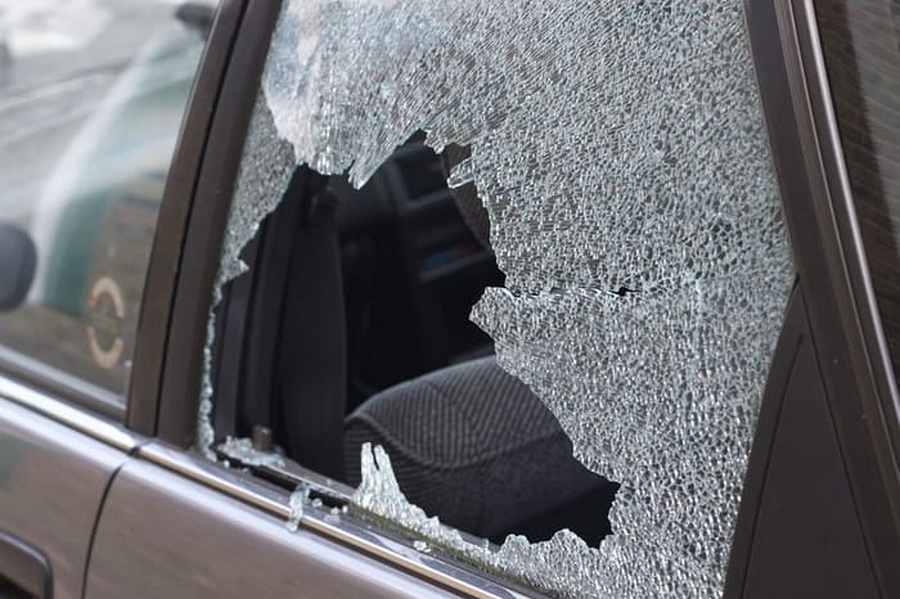Этой ночью в Басарабяске разбили стекла нескольких автомобилей