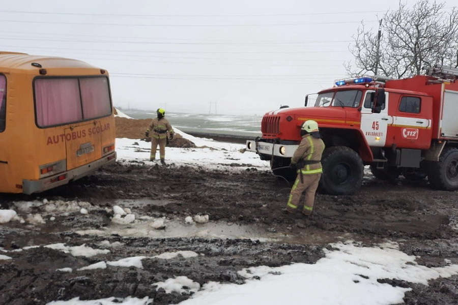 Школьный автобус из Вулканешт застрял в грязи. Понадобилась помощь спасателей