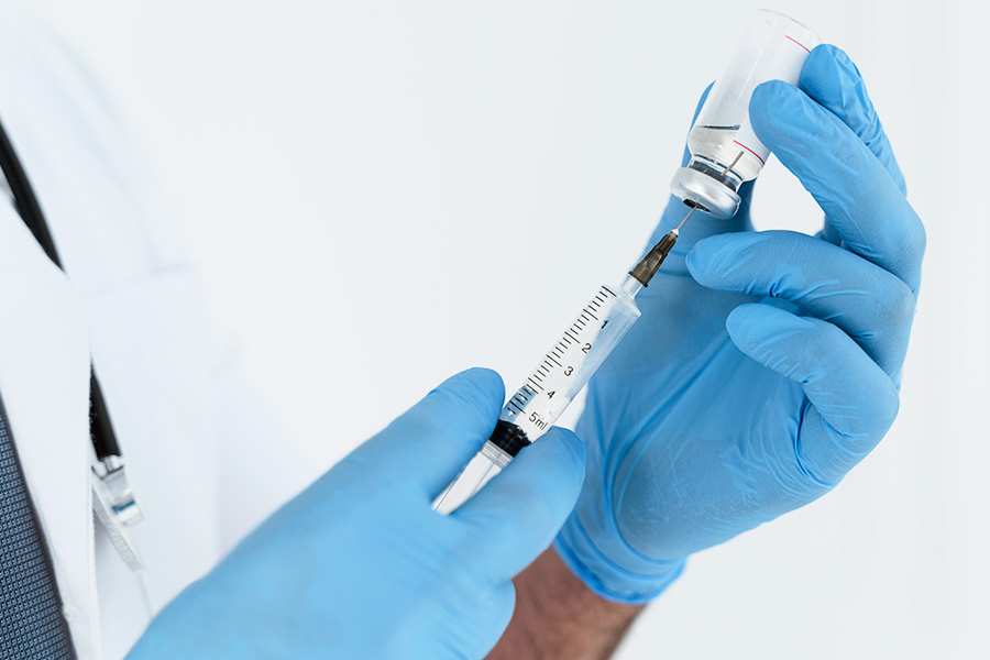 Медсестра в Румынии скончалась после второй дозы вакцины от коронавируса