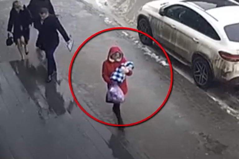 Полиция опубликовала видео с женщиной, бросившей младенца в подъезде