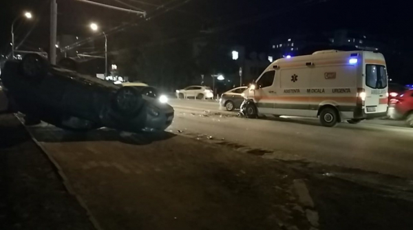 В Кишиневе столкнулись легковое авто и машина скорой помощи