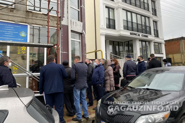 В Гагаузии стартует избирательная кампания, возле ЦИК очередь из желающих попасть в НСГ
