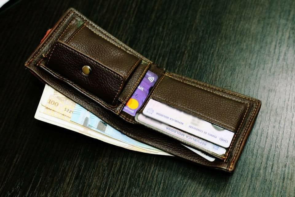 Достойный поступок: житель Оргеева принёс в полицейский участок кошелёк, найденный на автовокзале