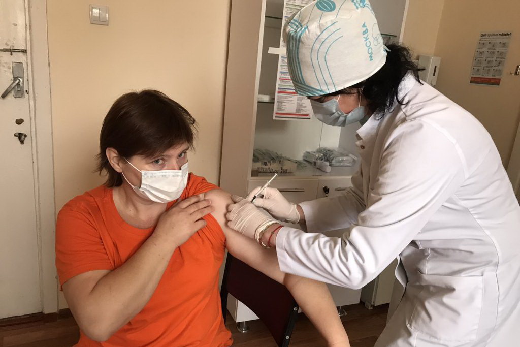 В Тараклии закончилась вакцина. Сколько врачей привилось от коронавируса?