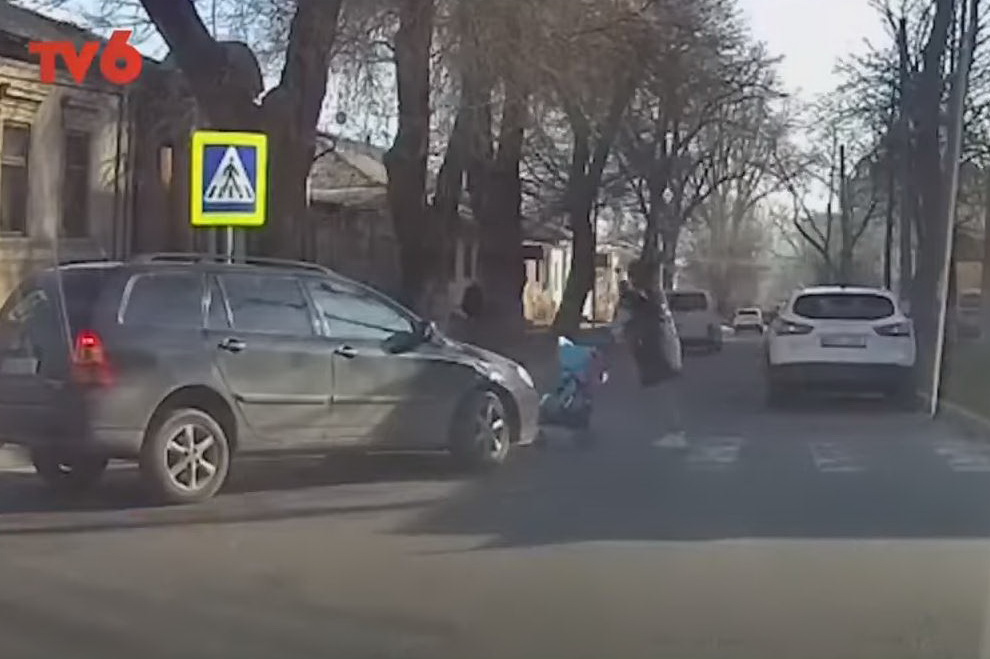 Полиция разыскала водителя, который наехал на женщину с коляской