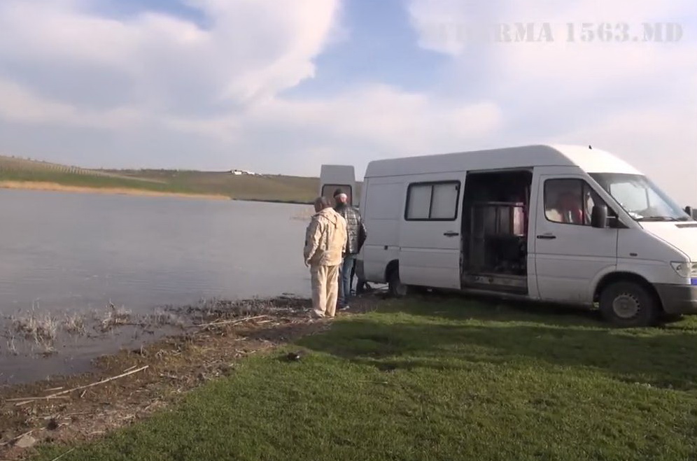 В озеро села Авдарма запустили сотни килограмм малька