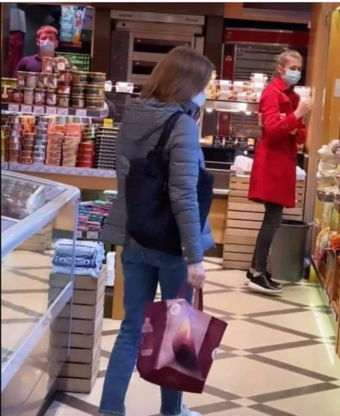 В соцсетях активно обсуждают фото, на котором Санду делает покупки в магазине